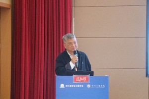 电脑前的男人AI 生成的内容可能不正确。